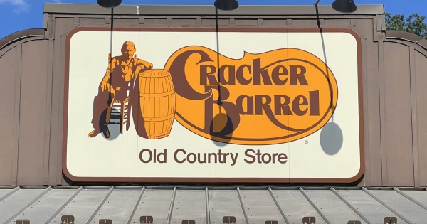 Amerika talált magának újabb vihart egy kanál vízben: Trumpnak sem mindegy, hogy fest egy szakadt étteremlánc logója