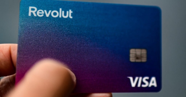 Kivezeti a készpénzbefizetés lehetőségét Magyarországról a Revolut