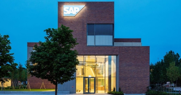 Beperelte az SAP-t az ügyvezető, akit aggályosnak ítélt üzenetváltások miatt meneszthettek