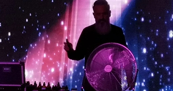 Mit csinál egy koncerten az illatlovas? Budapesten is bemutatta