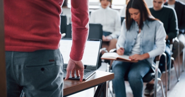 Saját munkavállalót képző cégeknél végez ellenőrzéseket a NAV: nem éri meg trükközni a szochokedvezménnyel