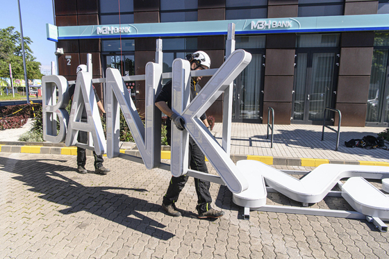 Mészáros Lőrinc bankja is az emberekre hárítja a kormány tranzakciós illetékét