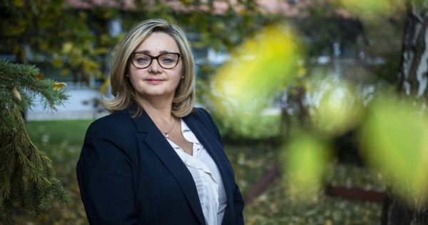 Miért nem jó ötlet a temetésen spórolni, és miért nem szerencsés hazavinni a hamvakat? – kegyeleti biznisz a Mérlegen podcastban