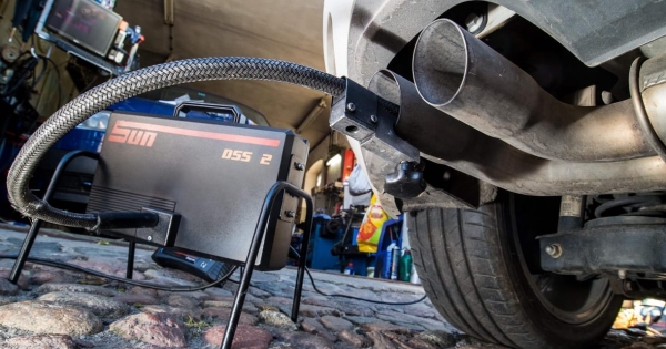 Viccé silányítanák az EU-s emissziós szabályokat a nagy európai autógyártók