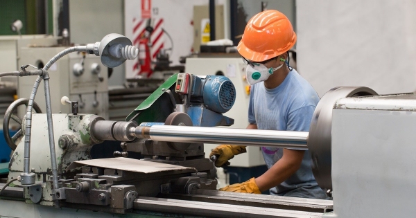 A kormány tényleg betett a vendégmunkásoknak, de ezzel meg a piacnak és a kisebb cégeknek árt