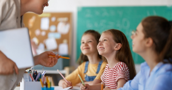 Pedagógusok kiegészítő juttatása: módosítani kell a 2025. évi járulékigazolásokat, az M30-as maradhat