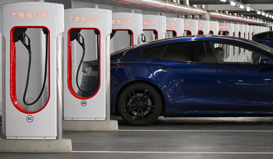 Környezetvédők tüntettek a berlini Tesla-gyárnál