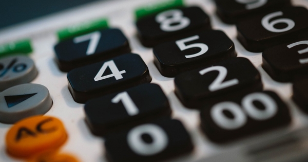 Így kell kimatekozni a távolléti díj összegét. Példákkal