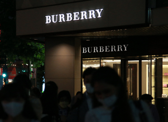 Drasztikusan csökkent a Burberry nyeresége, menesztették a vezérigazgatót