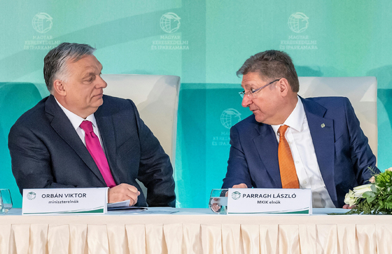 Parragh László az akkugyárakról: Nagyon könnyen bajba kerülhetünk