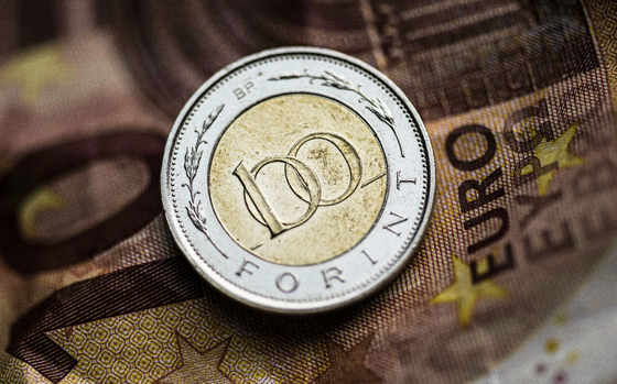 Kávéval indította a napot a forint, erősödött az euróhoz képest