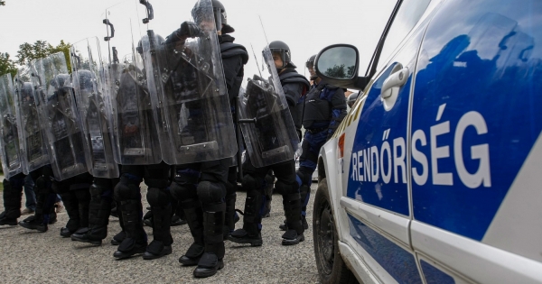 Hatalmas családi bűnszervezetre csapott le a NAV - Látványos videón az akció