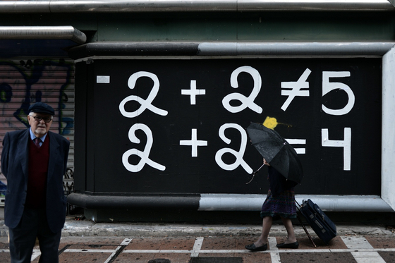 Óriási adóssághegyen ül a világ – közel 20 éves csúcsra emelkedtek a finanszírozás terhei