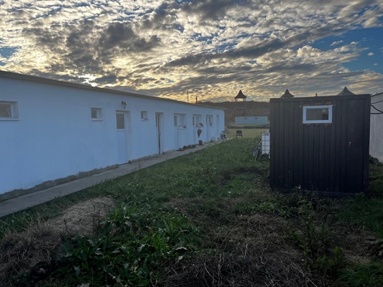 Hadházy: Uniós pénzből épült konténerfalu Kerecsenden a Fülöp-szigeteki gombaszedőknek