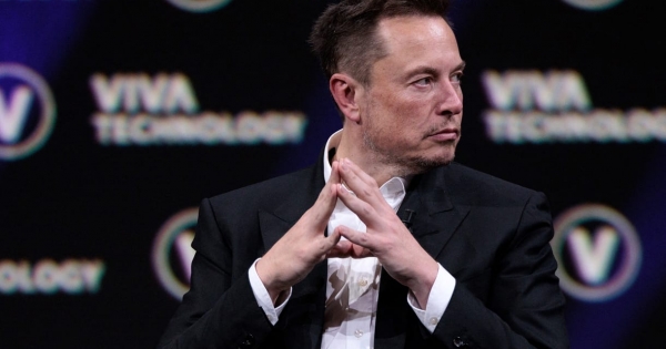 Elon Musk vagyona átlépheti az ezermilliárd dollárt a SpaceX tőzsdei bevezetsésével