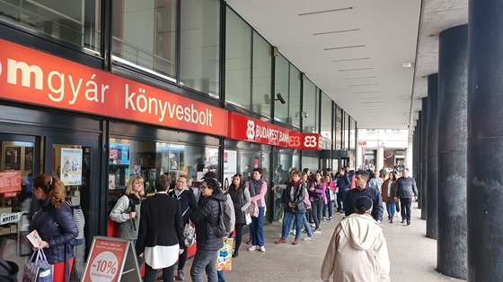 Álomgyár kiadó: Nálunk vérnek és spermának kell folynia