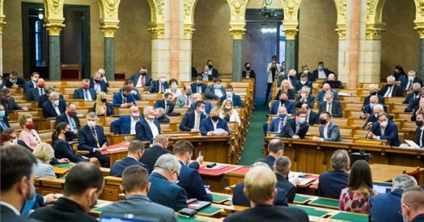 Céges adók mérséklődnek – elfogadják az adócsomagot