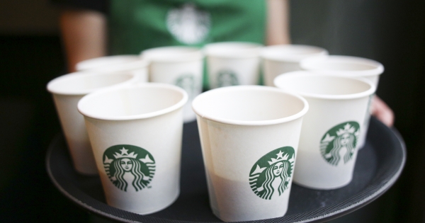 A Starbucks pluszpénzt kér a papír kávéspoharak miatt