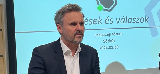 Egy kamion, két liter víz és a por, ami nem jut ki – bemutatkozott a sajtónak a sóskúti akkuüzem beruházója