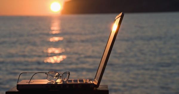 Távmunkában külföldön: mire figyeljen a munkáltató, mielőtt engedélyezi?