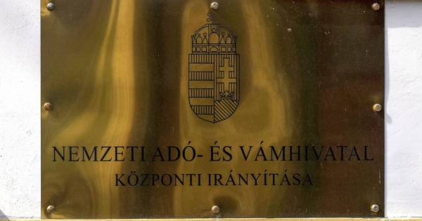 22 helyszínen csaptak le a nyomozók a számlagyárra: ingatlanokat, autókat, készpénzt foglaltak le