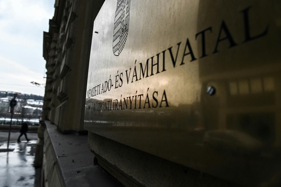 Nyers hús, tojás, alkohol, cigi – minden is volt a Hegyeshalomnál lekapcsolt román sofőrnél