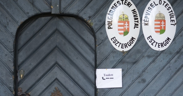 Megszűnt a polgármesteri költségátalány. Mikor kell adózni az autóra adott önkormányzati költségtérítés után?