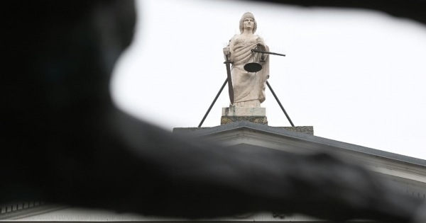 Közel 900 milliós csalás: újra bíróság előtt pécsi buszper két vádlottja