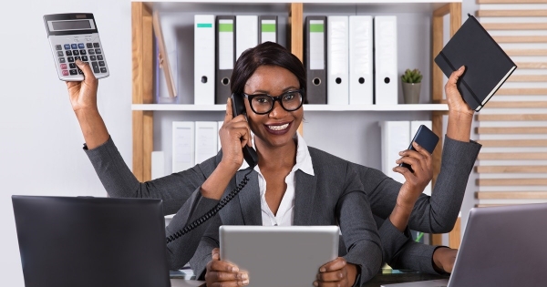 Katás vállalkozás egyéb jogviszonyok mellett: mikor lehetséges, mikor nem?