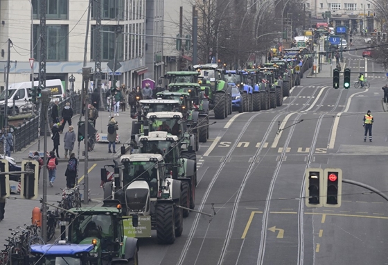 Brüsszel elhalasztja az új zöld szabályok bevezetését, hogy csillapítsa a tiltakozó parasztgazdák mozgalmát