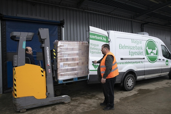 Játszós ruhában kezdték, ma már szuperokos algoritmussal végzik az ételmentést a magyar Tescónál