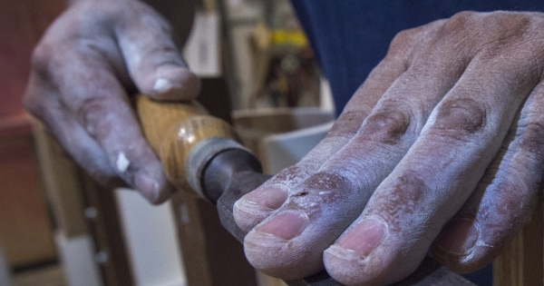 Bajban az egyik legrégebbi osztrák bútorcég, magyarországi gyáraikhoz is hozzányúlnak