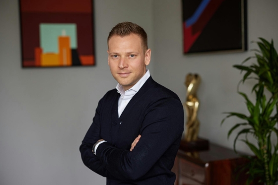 Kamionflotta hordta össze a luxushotelekből Tiborcz István 75 milliárdját