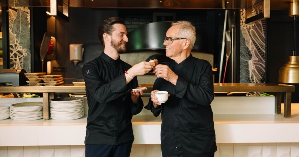 Tíz évbe telt, mire rájöttünk, hogyan lehet tökéletes a bécsi szelet – Wolfgang Puck és fia a HVG-nek