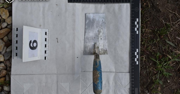 Kőműveskanállal törtek be egy balassagyarmati dohányboltba, majd drogot vettek a zsákmányból