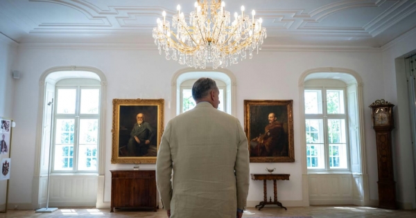 Mit titkolhatnak Lázárék, hogy semmit sem árulnak el a kastélyosztogatásról?