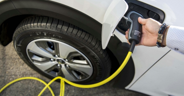 Céges elektromos autó töltése társasházban