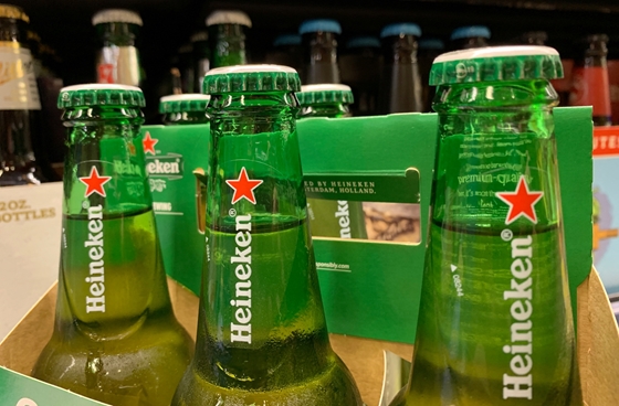 Üvegdarabok lehetnek a kisüveges Heineken sörben