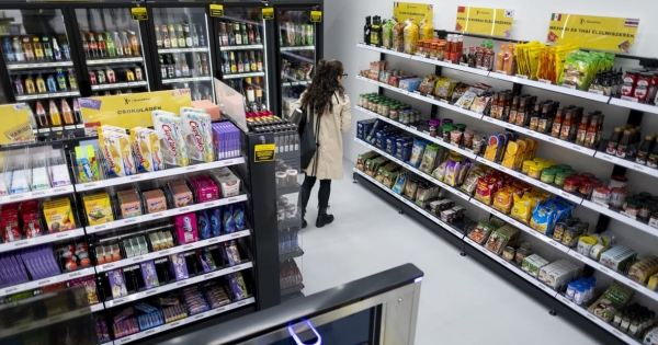 A kormány védi a lakosságot: egyszerűbb lesz szexshopot nyitni, mint közértet