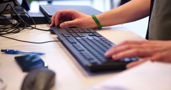 Melyik dolgozó foglalkoztatható ünnepnapon és mennyiért?