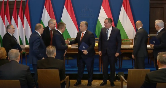 Aláírták a bérmegállapodást, Orbán Viktor szerint be is lehet tartani, ha békeév jön