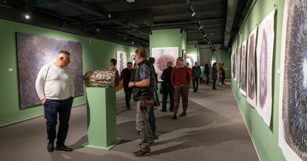 L. Simon László művészeti vezetésével tovább terjeszkedik a mecénás család