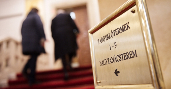 Már az ügyvédi iroda is lehet katás – de mikor éri meg?