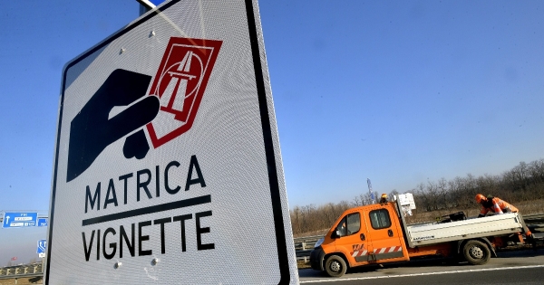 Figyelem, ma éjfélig érvényesek a tavalyi autópálya-matricák!