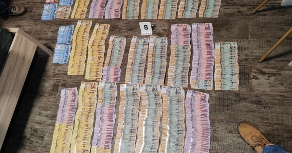 Razzia egy kristálydíler családnál: vastag aranyláncokat, szőnyegnyi készpénzt és méregdrága autókat foglaltak le