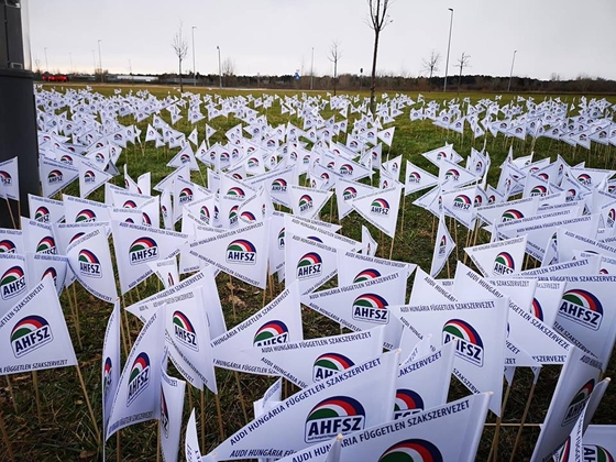 Bilincsben vitték el a rendőrök az Audi-szakszervezet két vezetőjét egy értekezletről