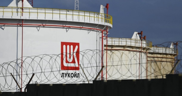 Trump szankciói miatt kénytelen eladni külföldi érdekeltségeit a Lukoil