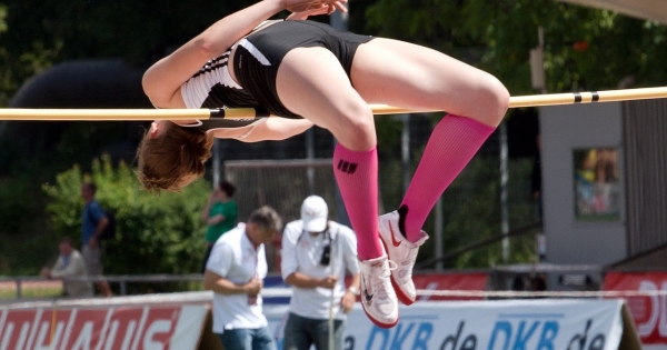 Nyugdíj vs. nyugdíjszerű ellátások: keresetkorlát túllépése miatt kinél, mikor, meddig szünetel az ellátás?