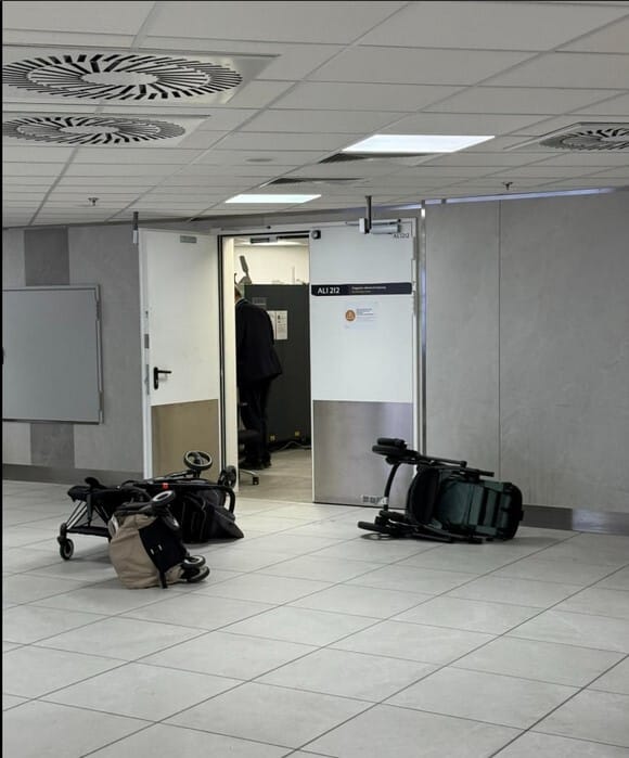 Kitört kerékkel kapta vissza a repülőre adott babakocsiját egy utas Ferihegyen