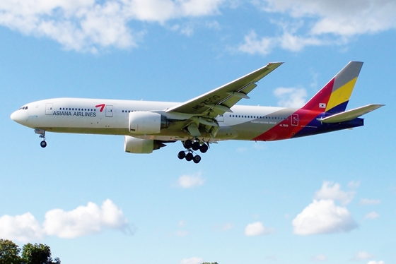 Kinyitotta az utas a repülő vészkijáratát, az Asiana nem árul több jegyet a közeli ülésre